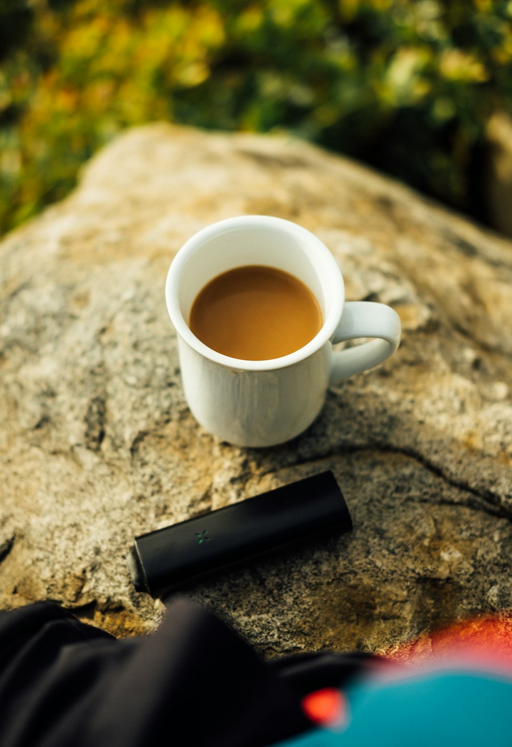 caffè su tazza bianca