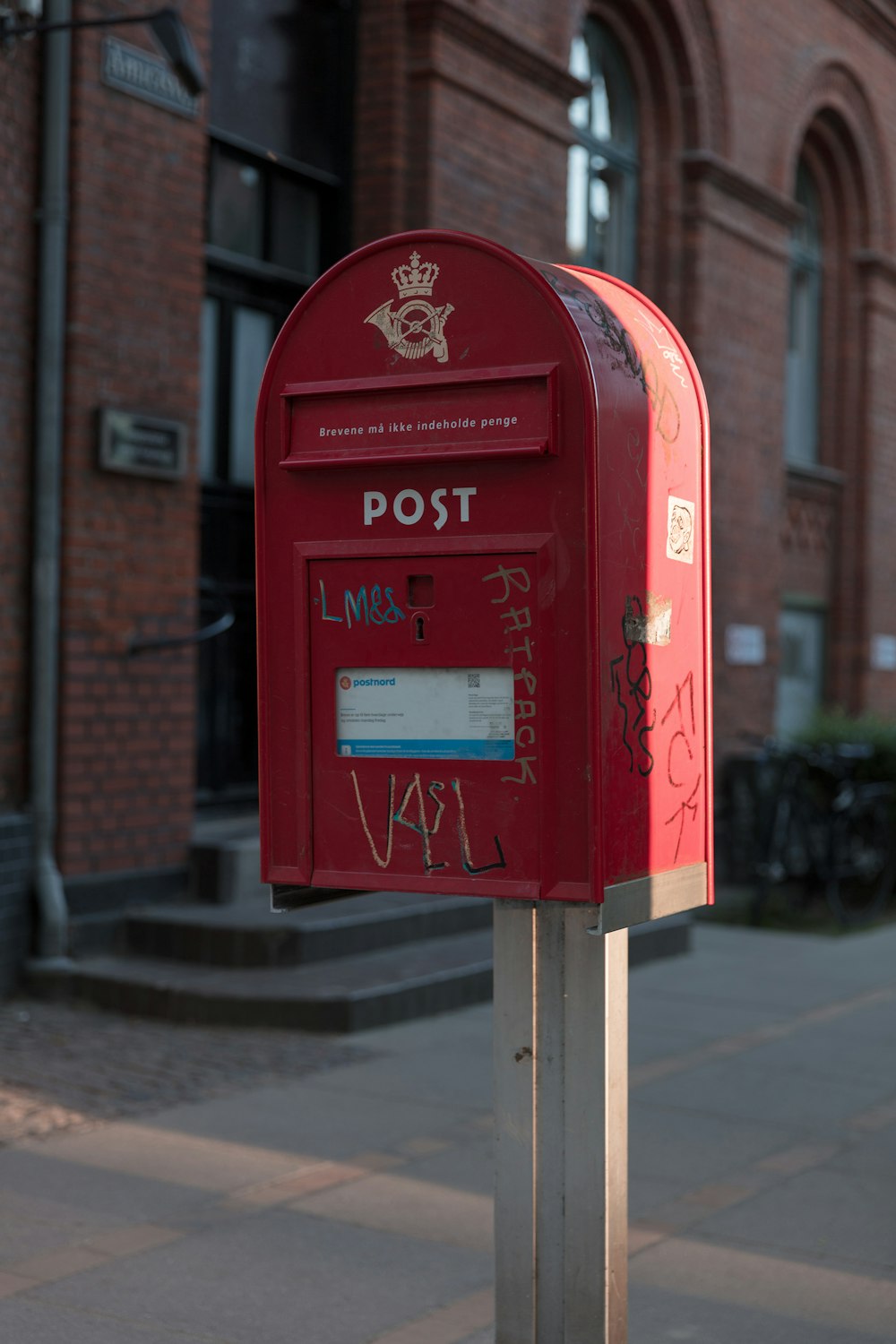 red pedestal box