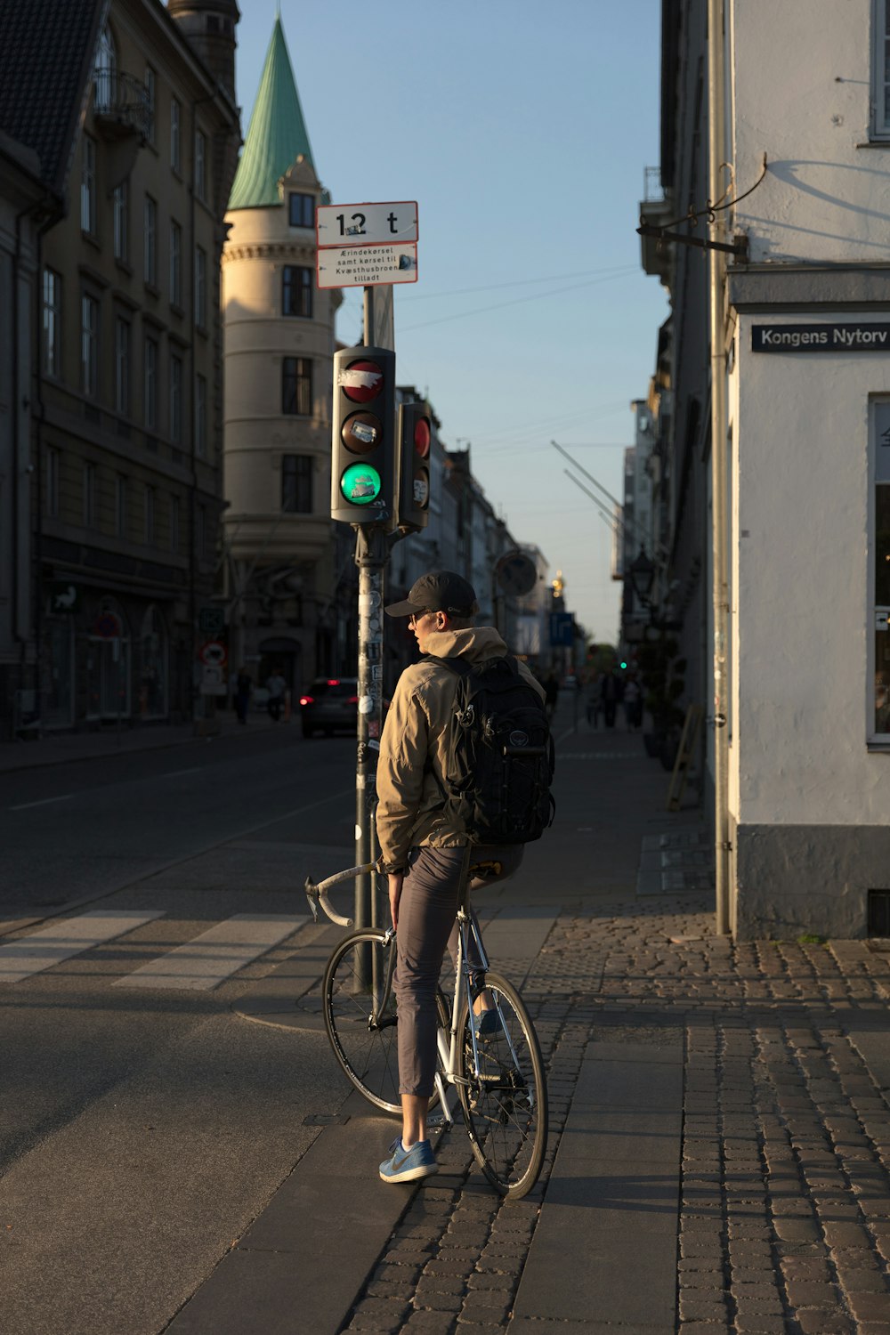 道路の近くで自転車に乗っている男性