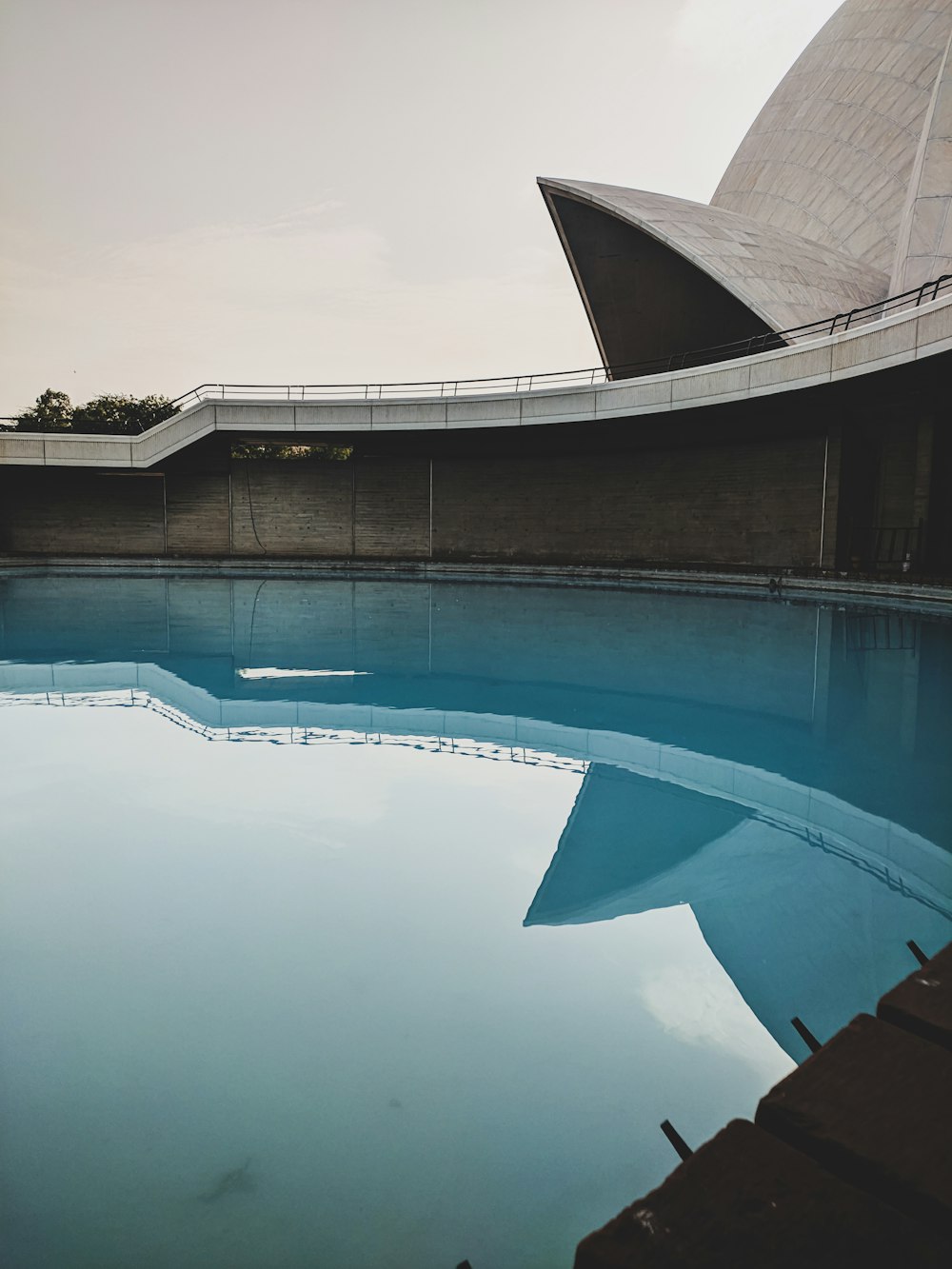 Gran piscina azul durante el día