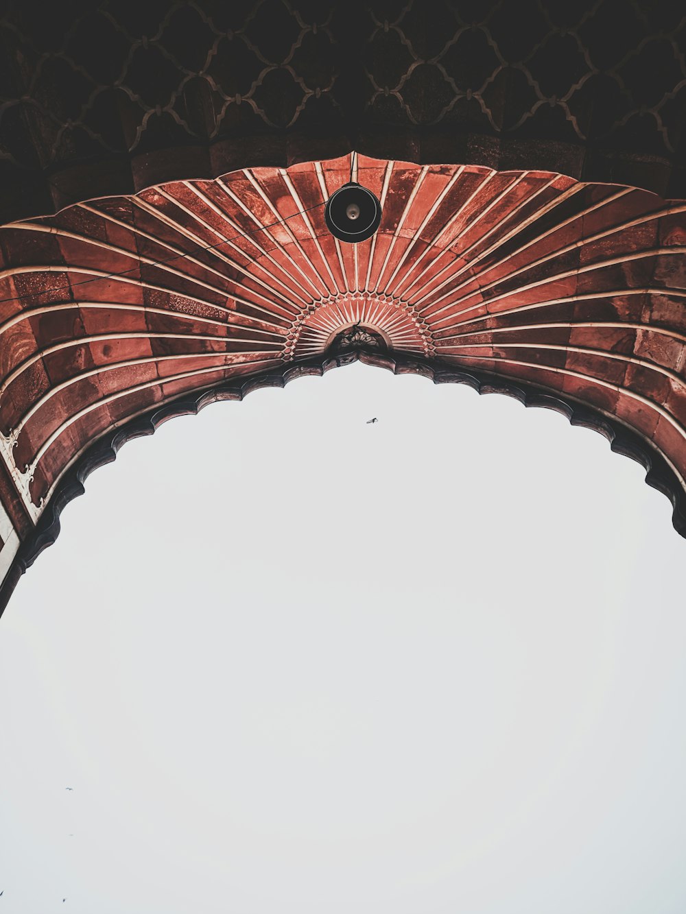 Fotografía de ángulo bajo de un edificio marrón