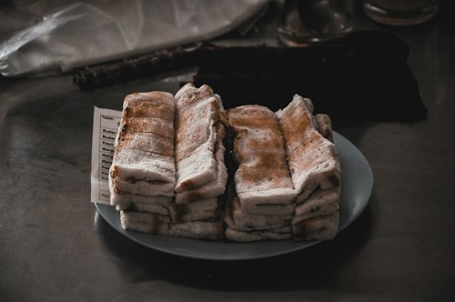 Roti bakar khas Indonesia di piring keramik