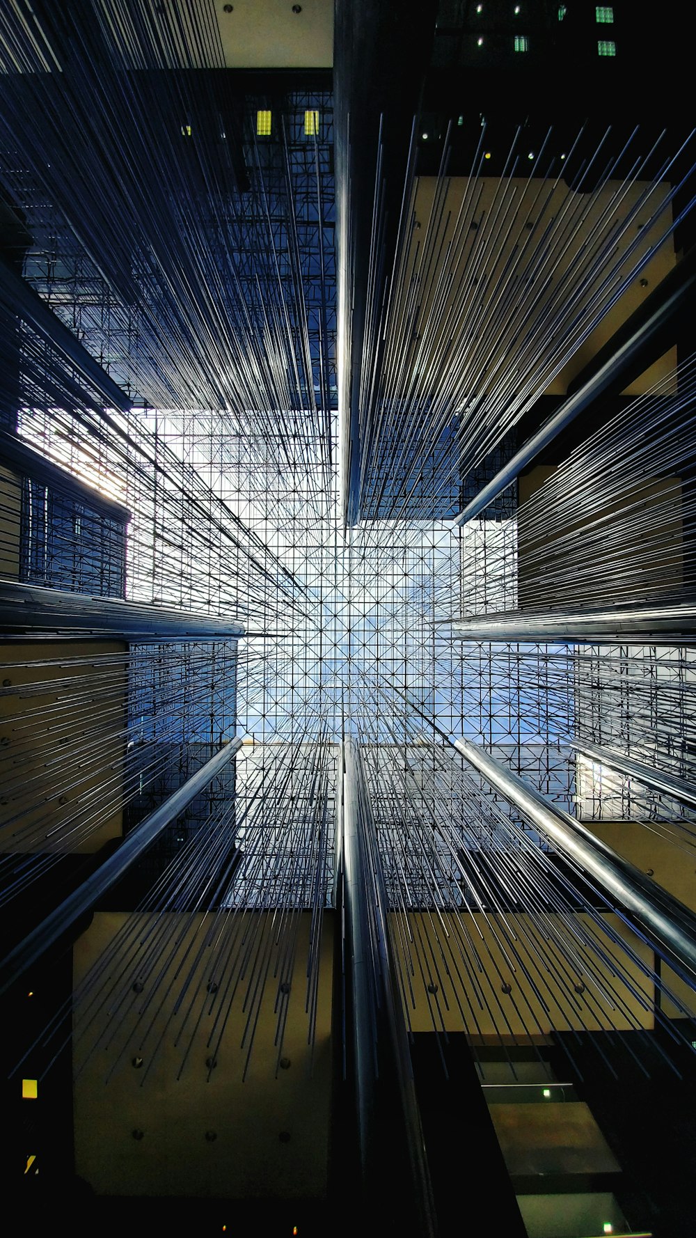 Un très grand bâtiment avec beaucoup de fenêtres