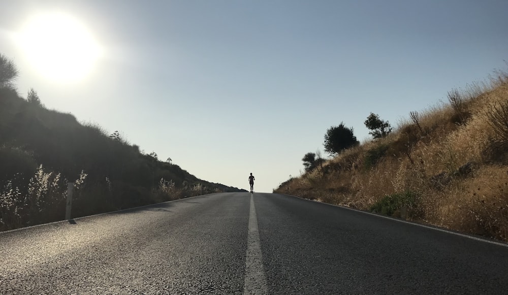 personne sur la route pendant la journée