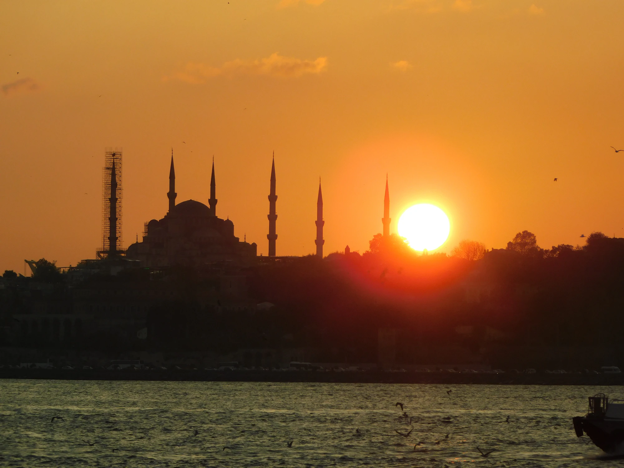 Silhouette de mosquée avec minaret au coucher du soleil