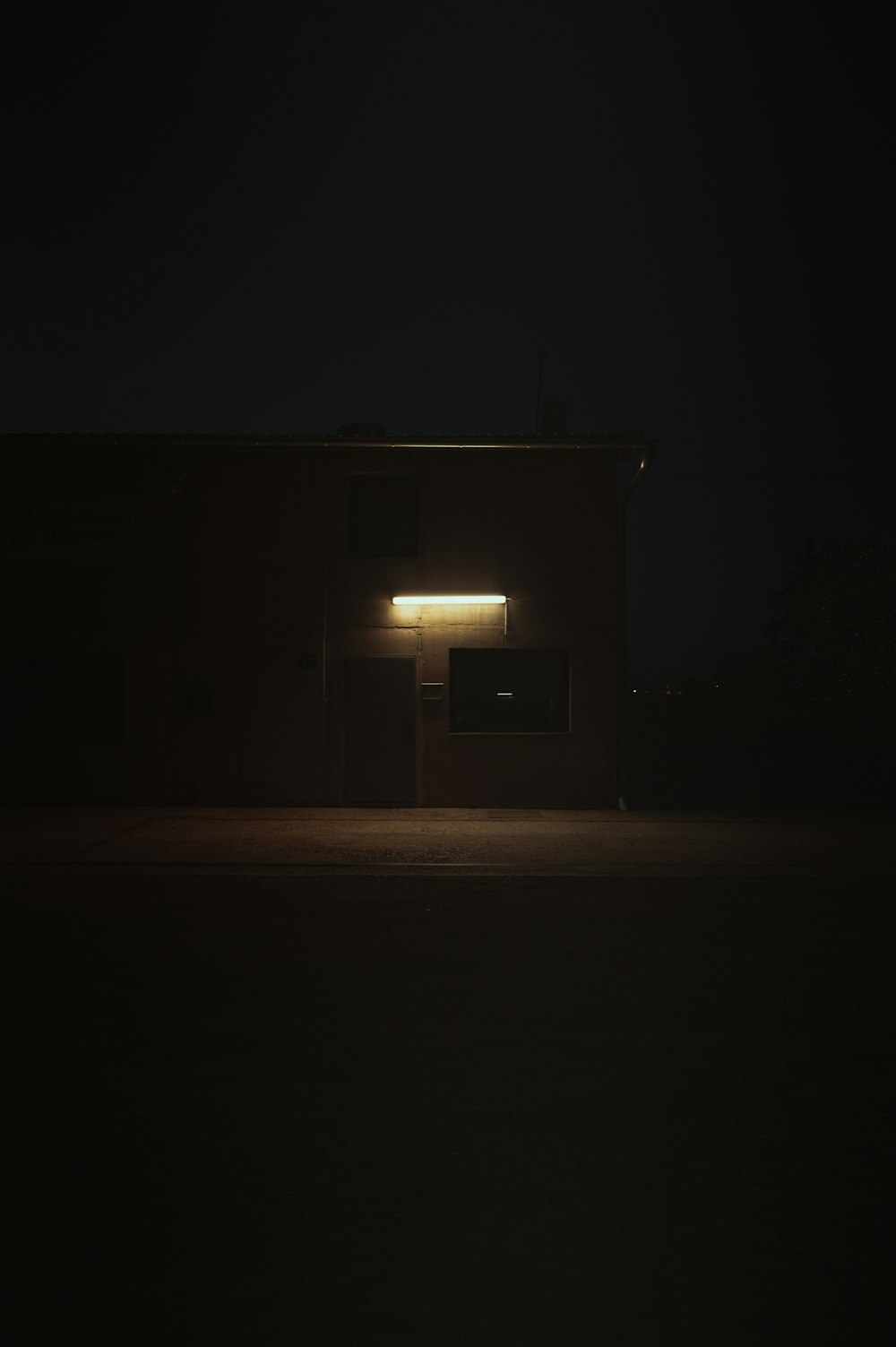 Ein Gebäude, das nachts bei eingeschaltetem Licht beleuchtet wird