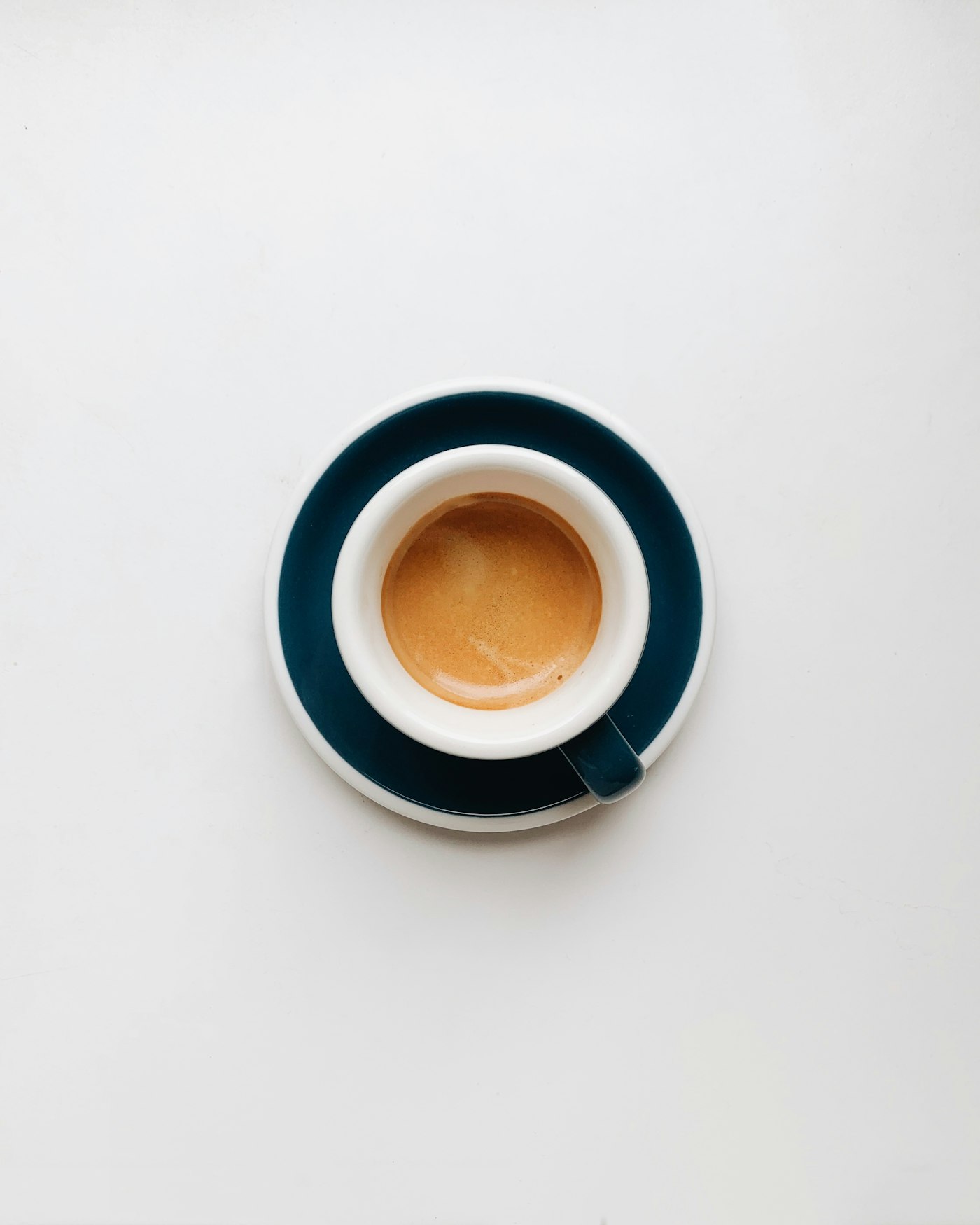 ソーサーに載ったカップ入りのコーヒー