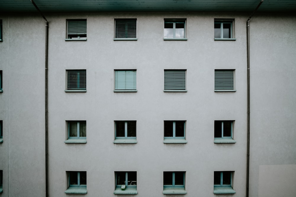 edifício pintado de cinza