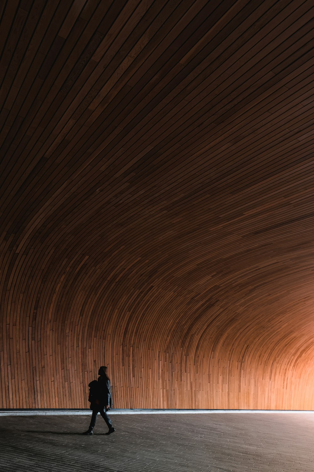 túnel de madeira marrom
