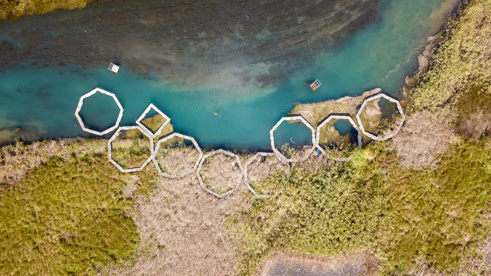 陸と水上の丸い形状の航空写真