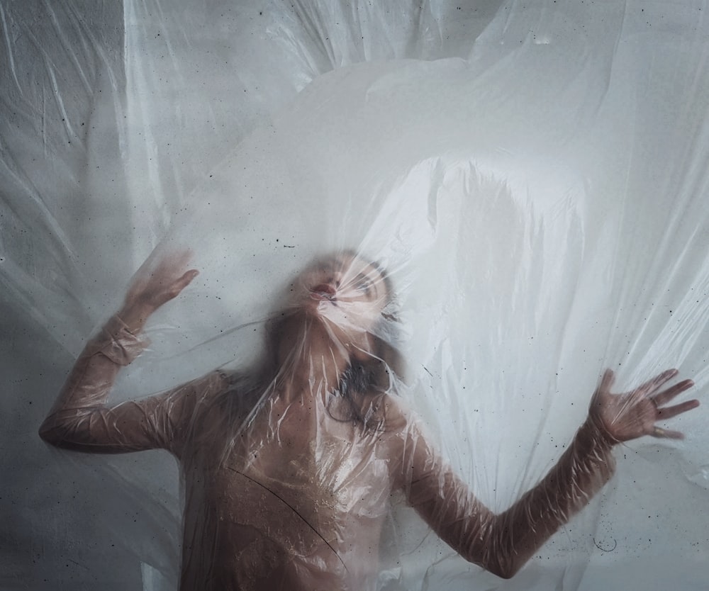 femme dans une feuille de plastique