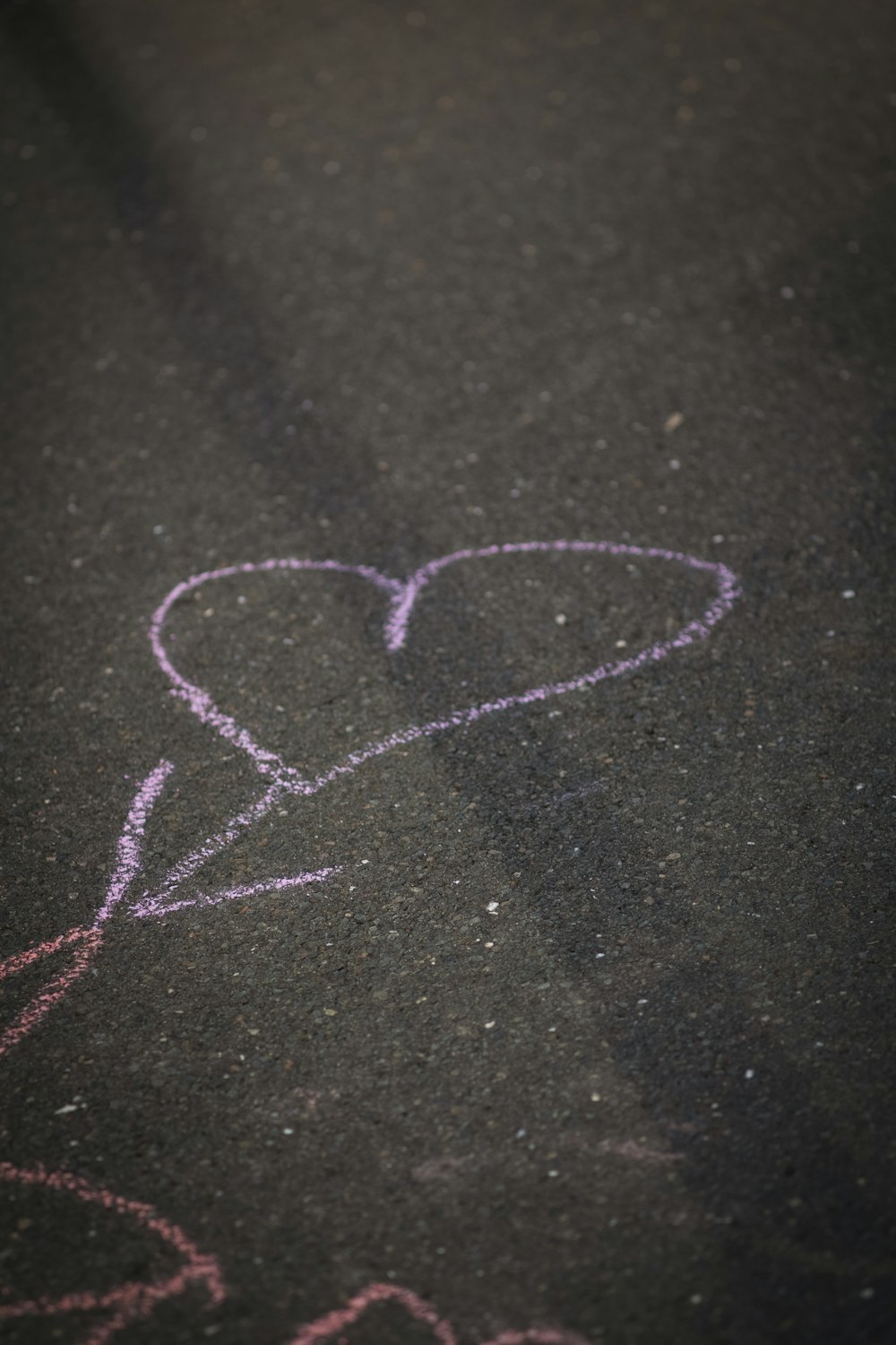 disegno a forma di cuore con gesso viola