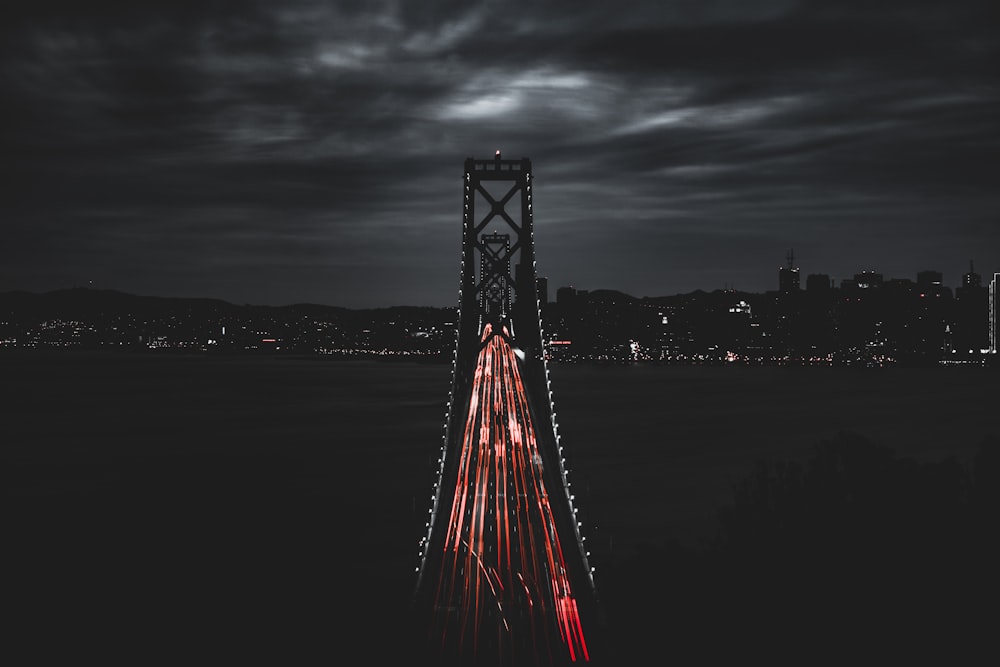 Blick aus der Vogelperspektive auf eine beleuchtete Brücke bei Nacht