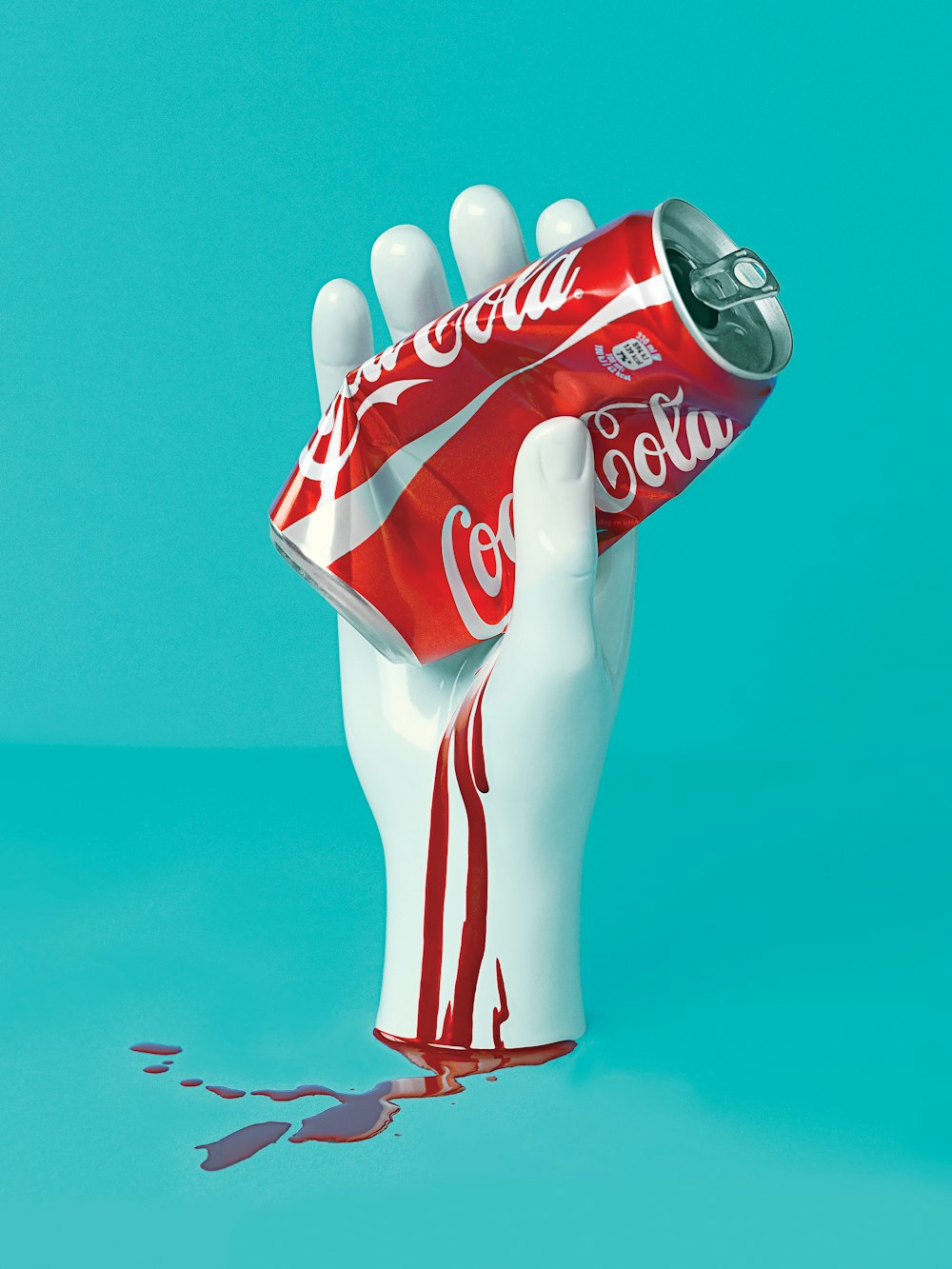 mano bianca che tiene la statua della lattina di Coca-Cola