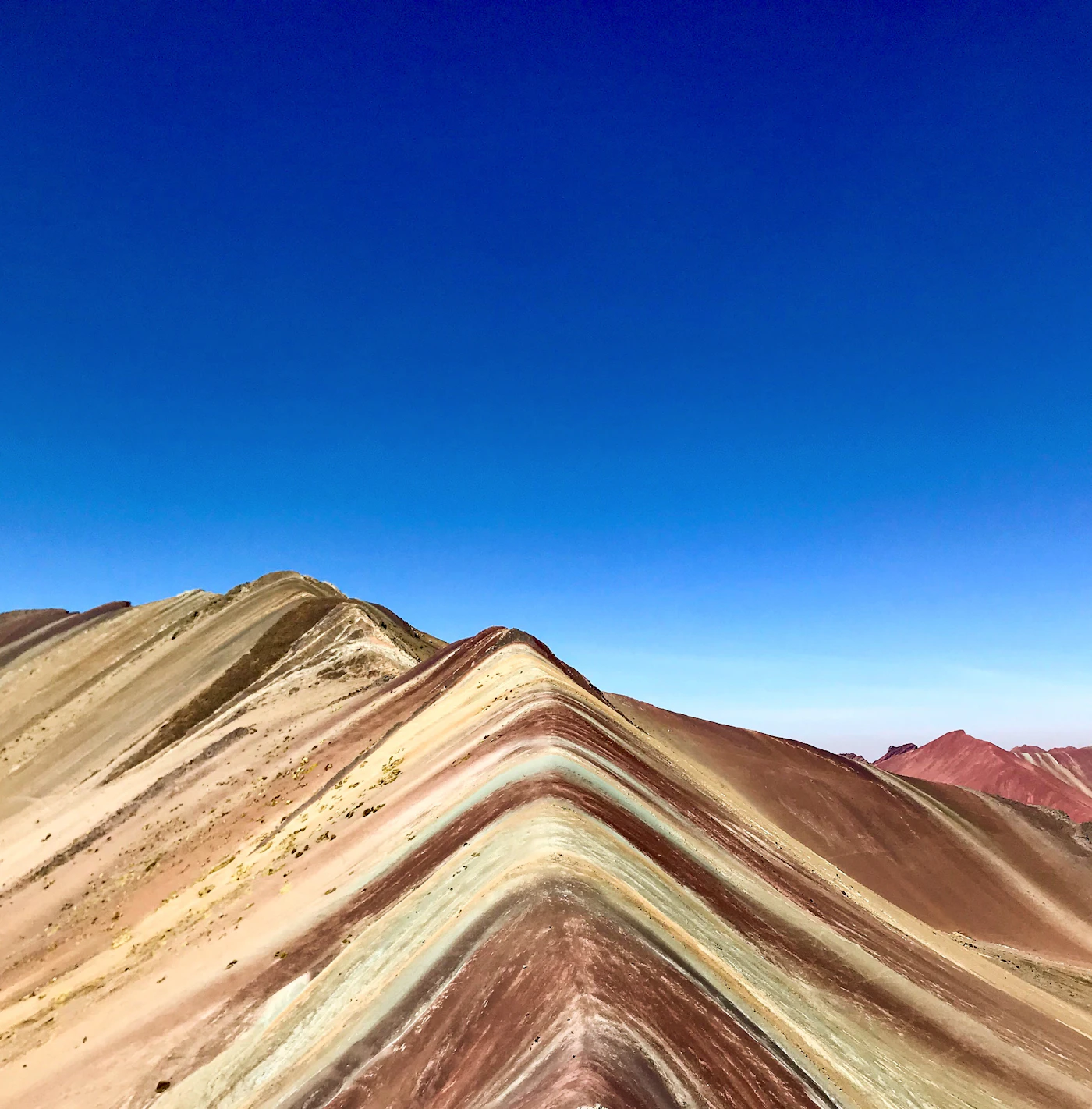 Vista cercana de las franjas de colores de Vinicunca