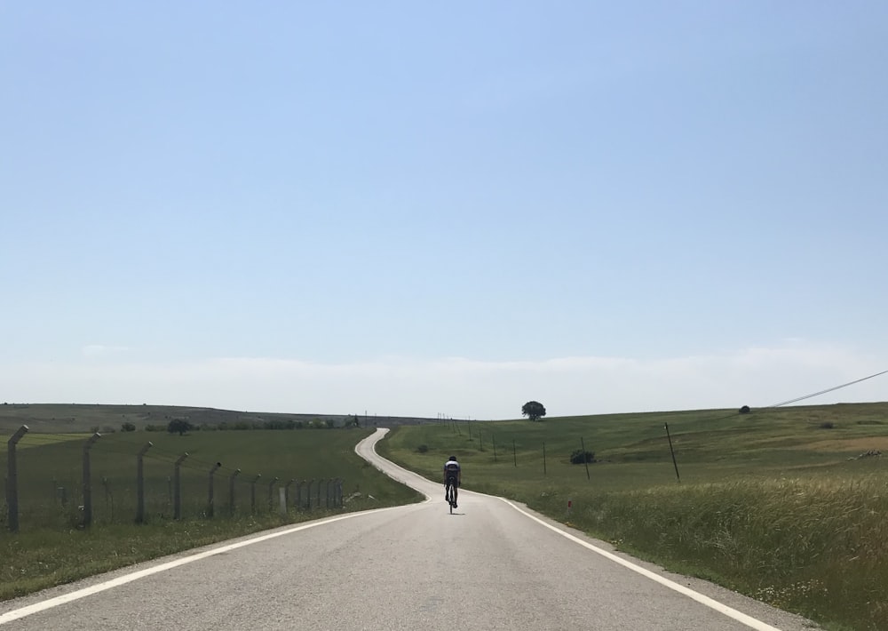 道路を自転車で走っている人