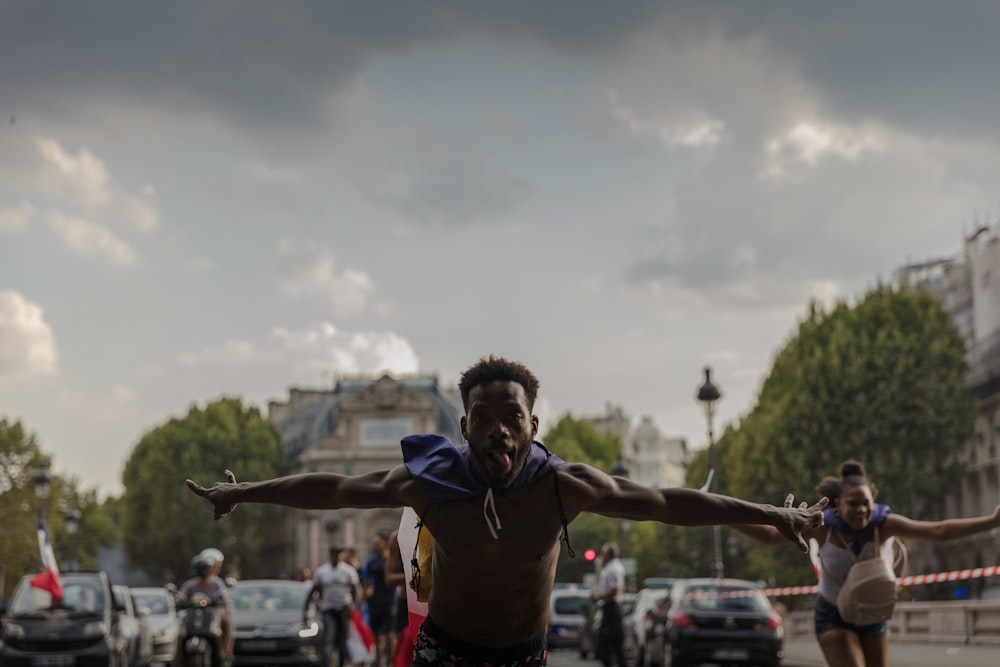 Foto de enfoque superficial de hombre en topless