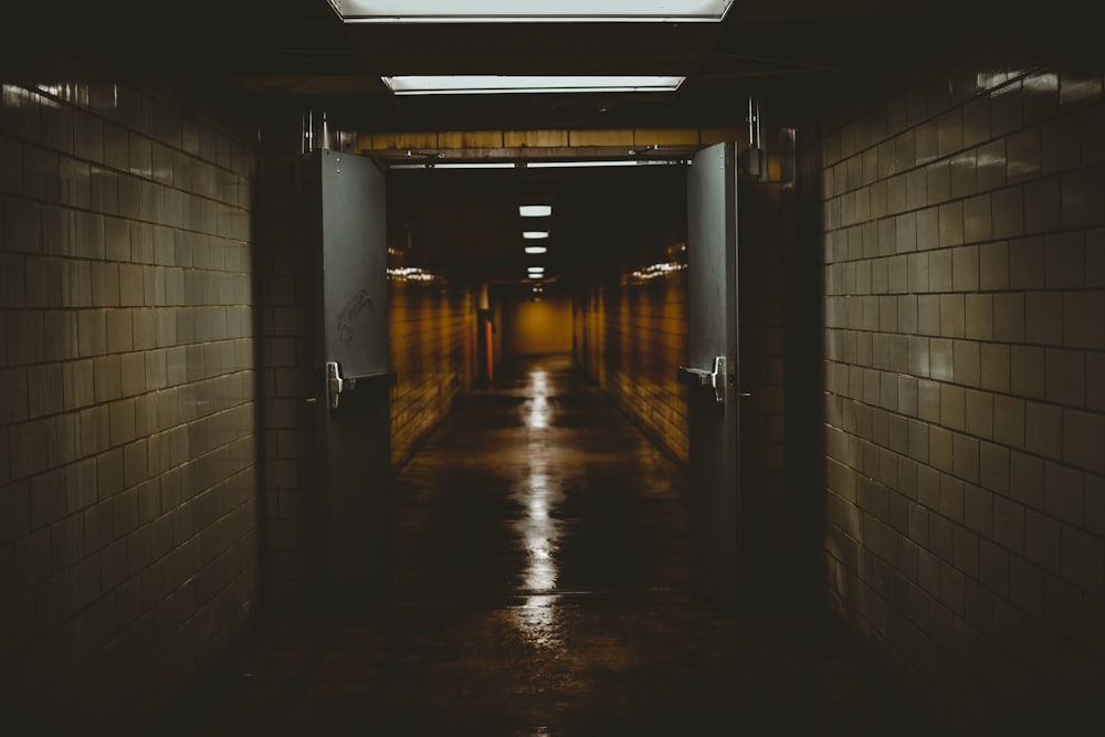 couloir vide marron