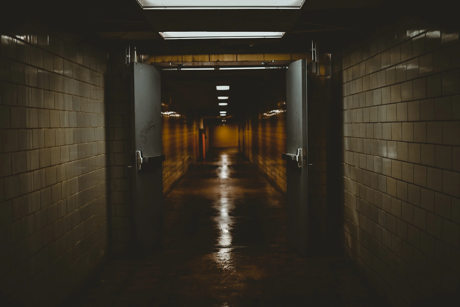 Pasillo vacío y oscuro de un edificio antiguo
