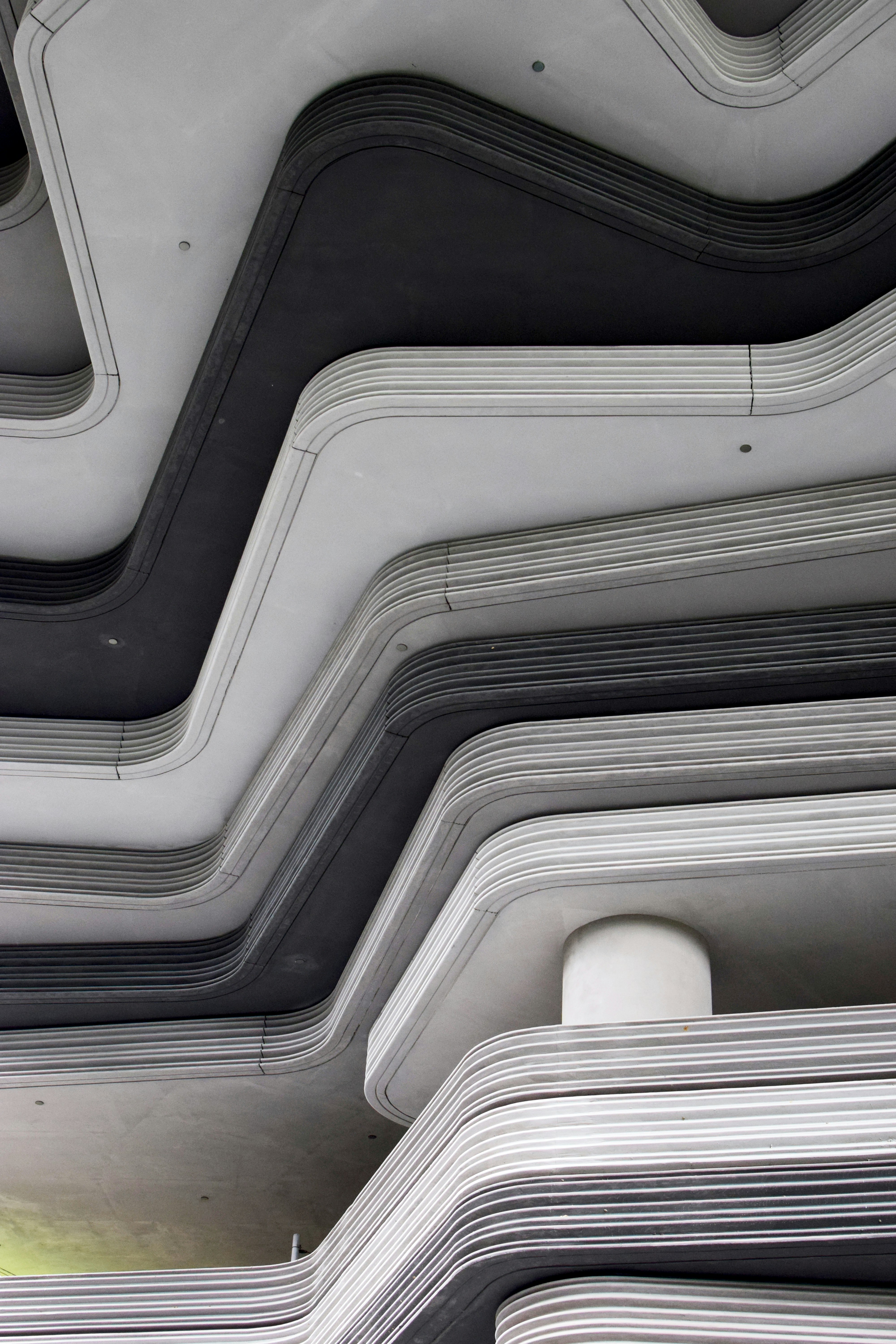 4 Differences Between Aluminum and Vinyl Pool Rescreening