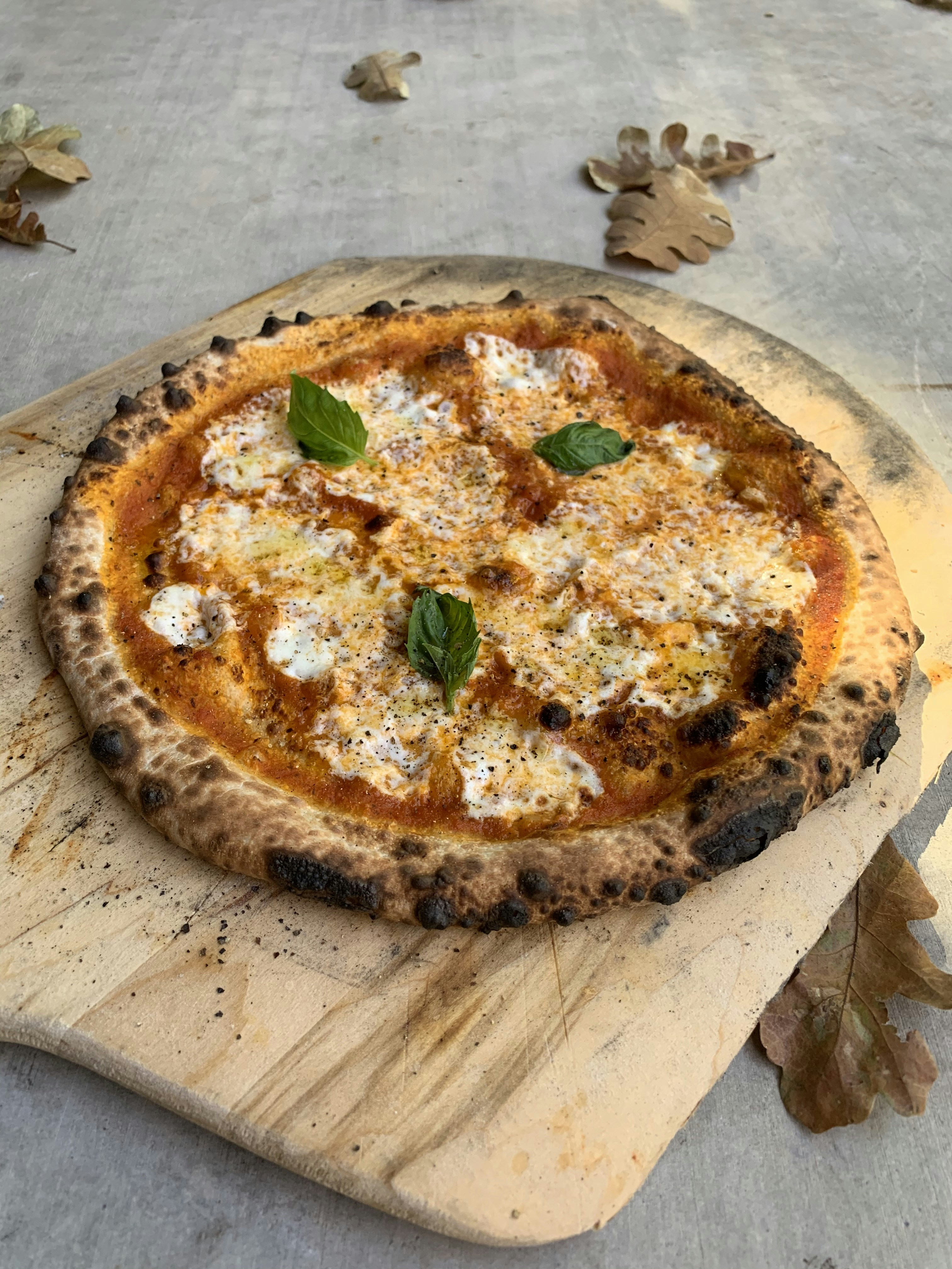 Pizza sobre tabla marrón
