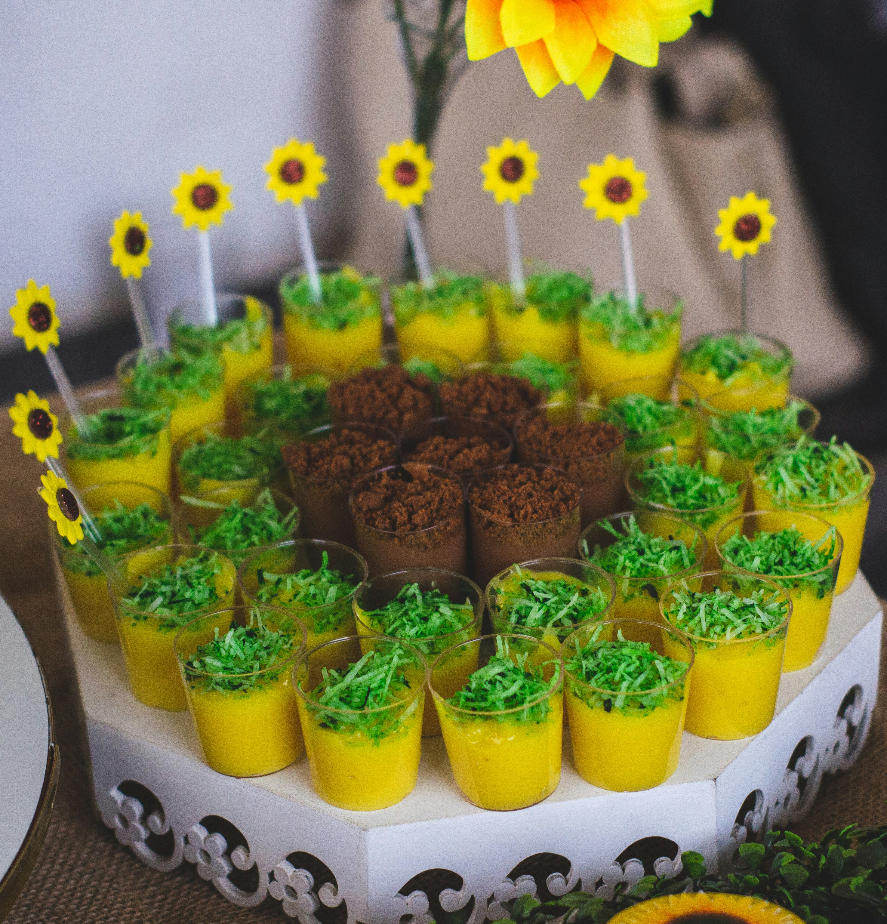 lotto di tazza di vetro su superficie bianca