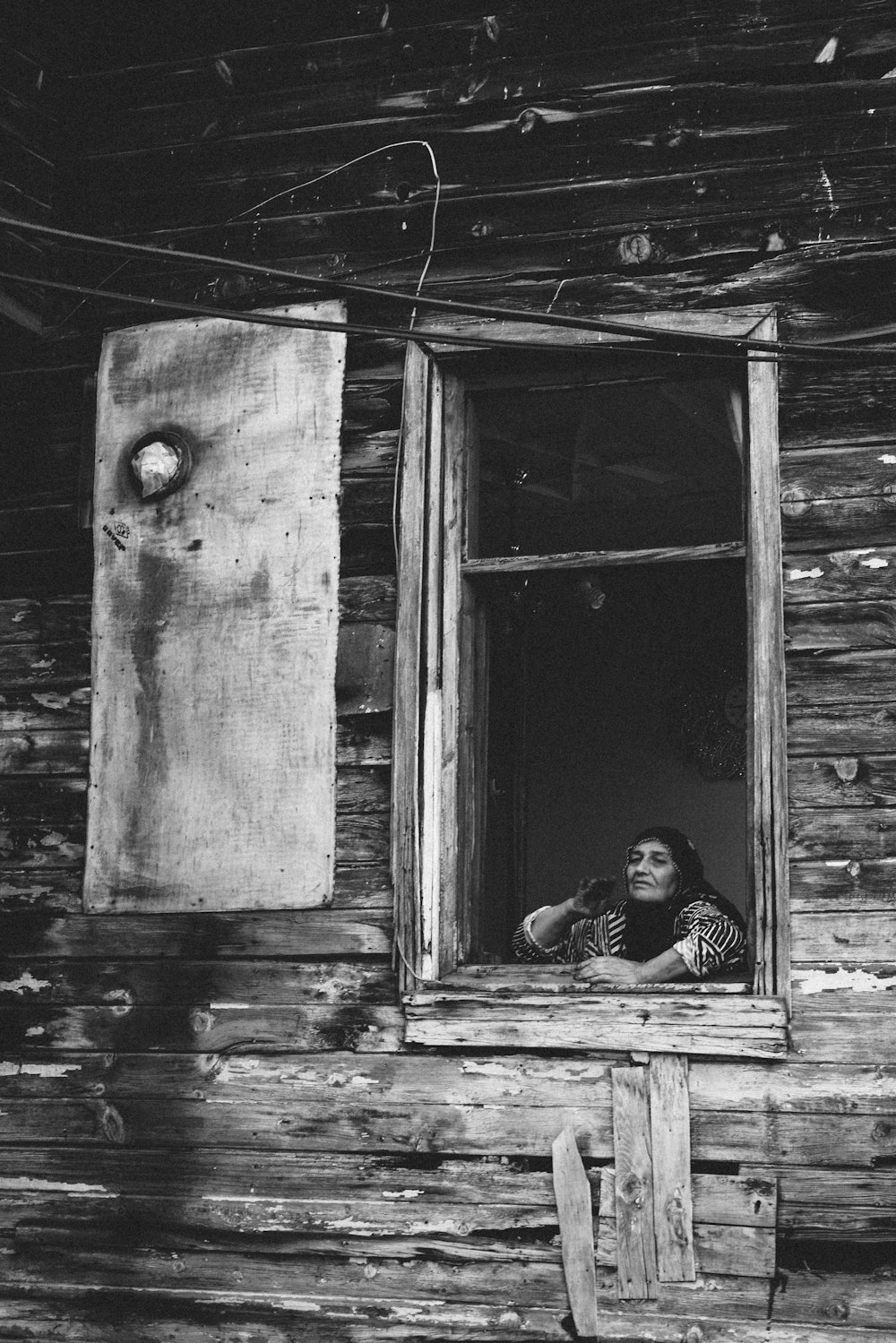 Mujer de pie junto a la ventana