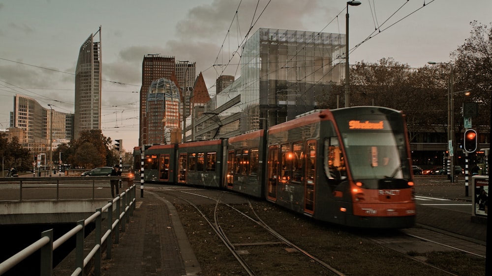 Tren urbano gris y naranja