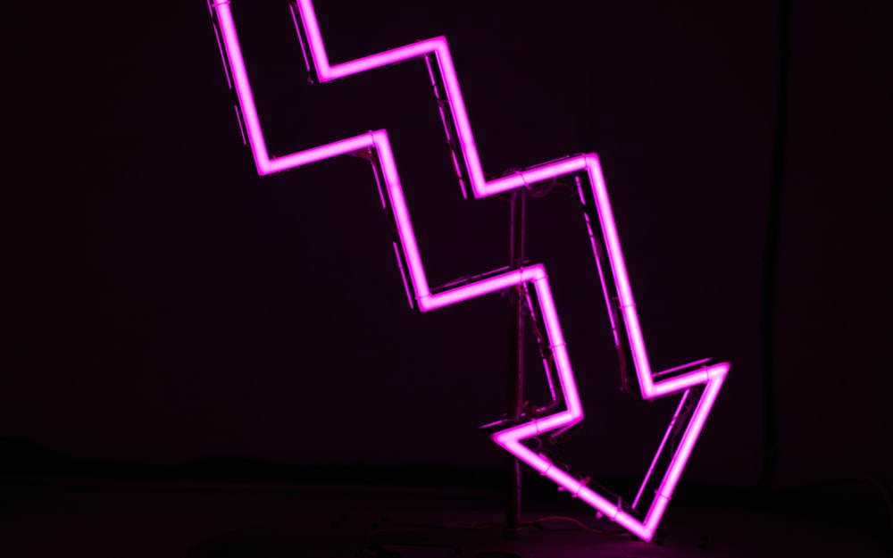 letrero de neón de flecha rosa