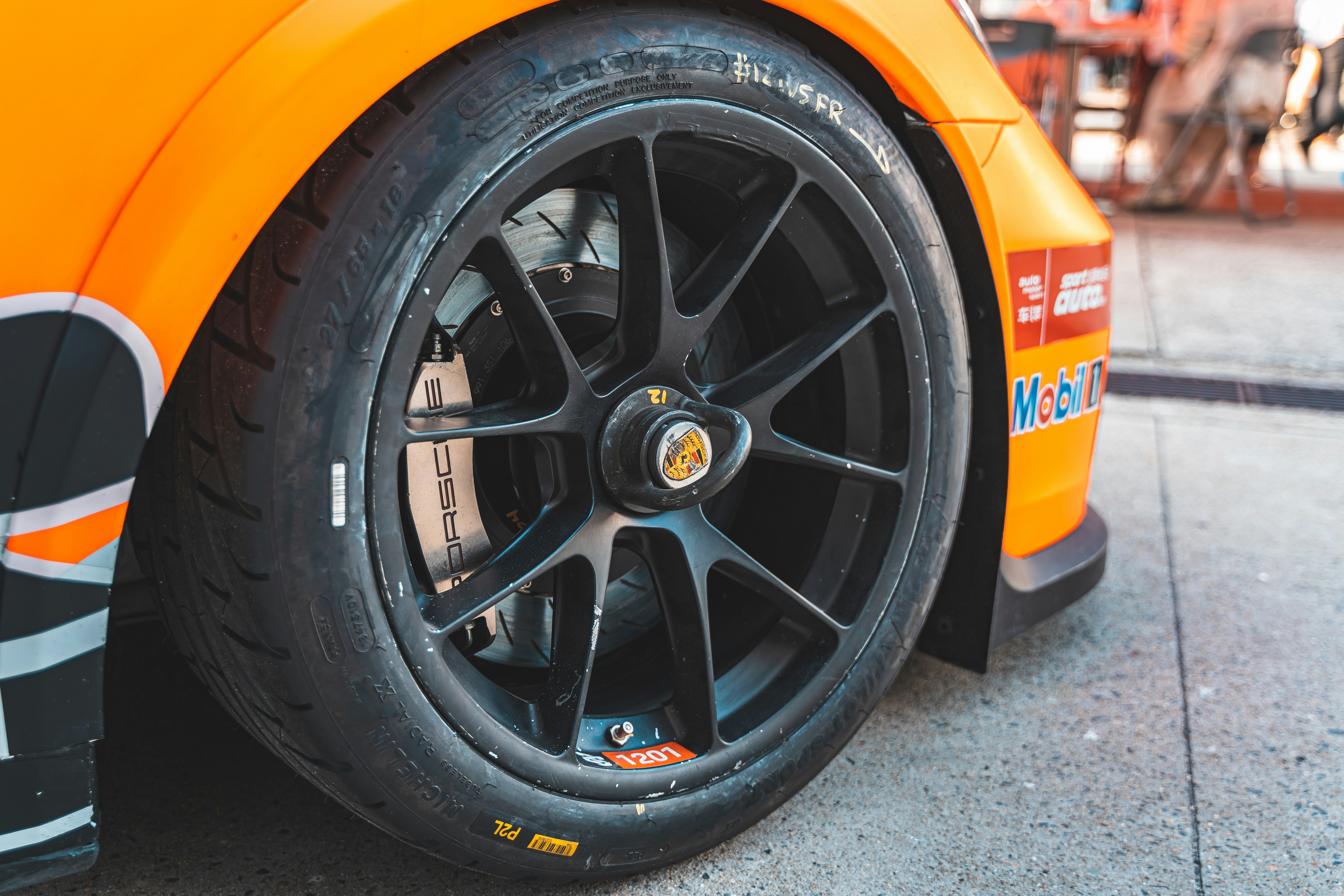 Porsche GT3 RS track, ilustrasi artikel Porsche 911 GT3 RS Wallpapers: Track-Ready Thrills for Your Screen 4