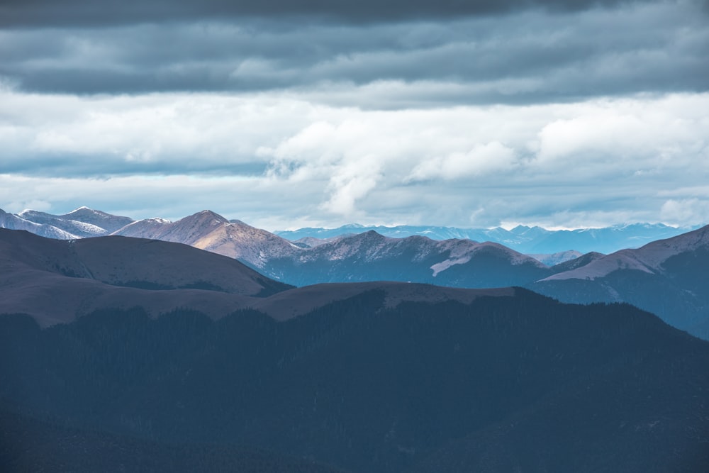 Foto de paisaje montañoso helado