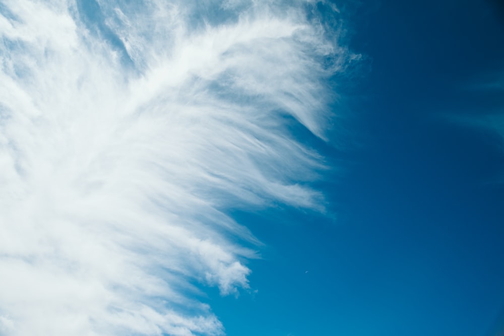 Blick auf den Himmel mit federartigen Wolken