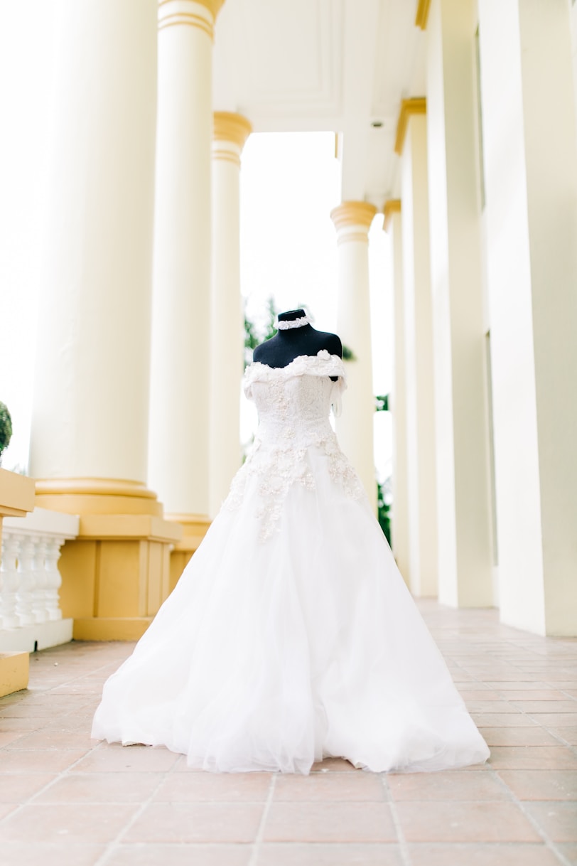 robe blanche sur manequin