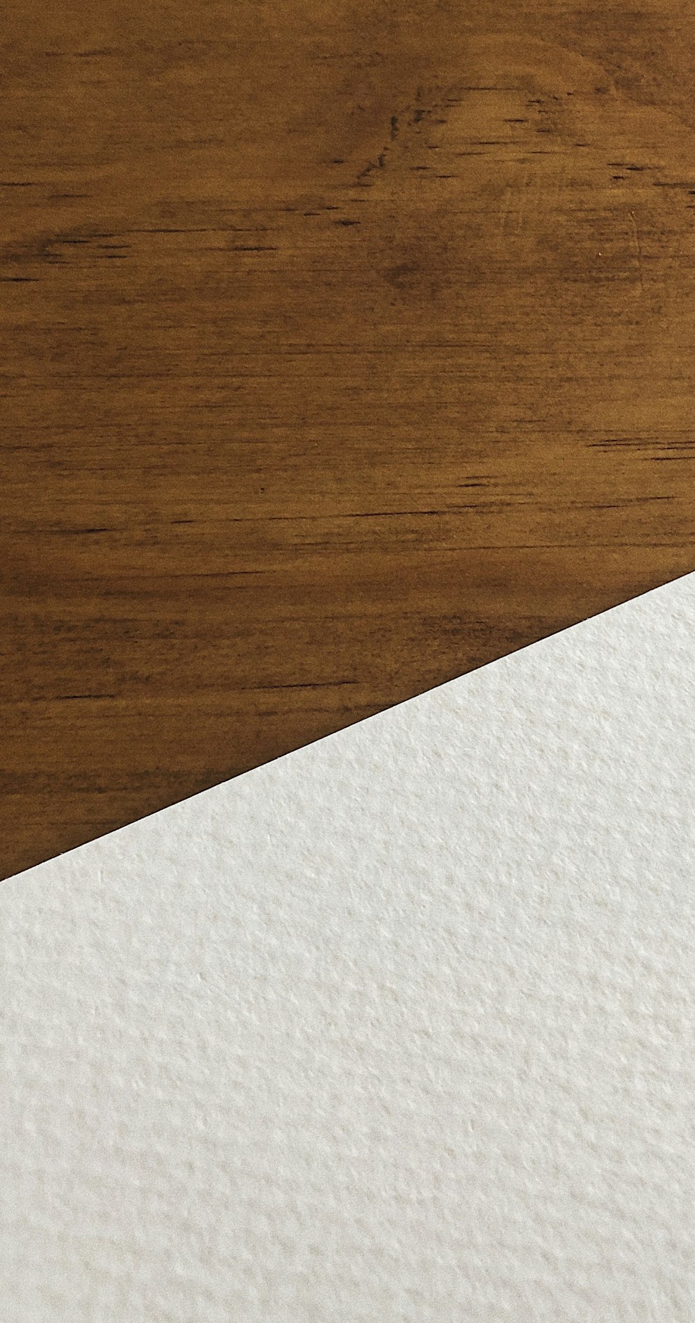 Papel blanco sobre superficie de madera marrón