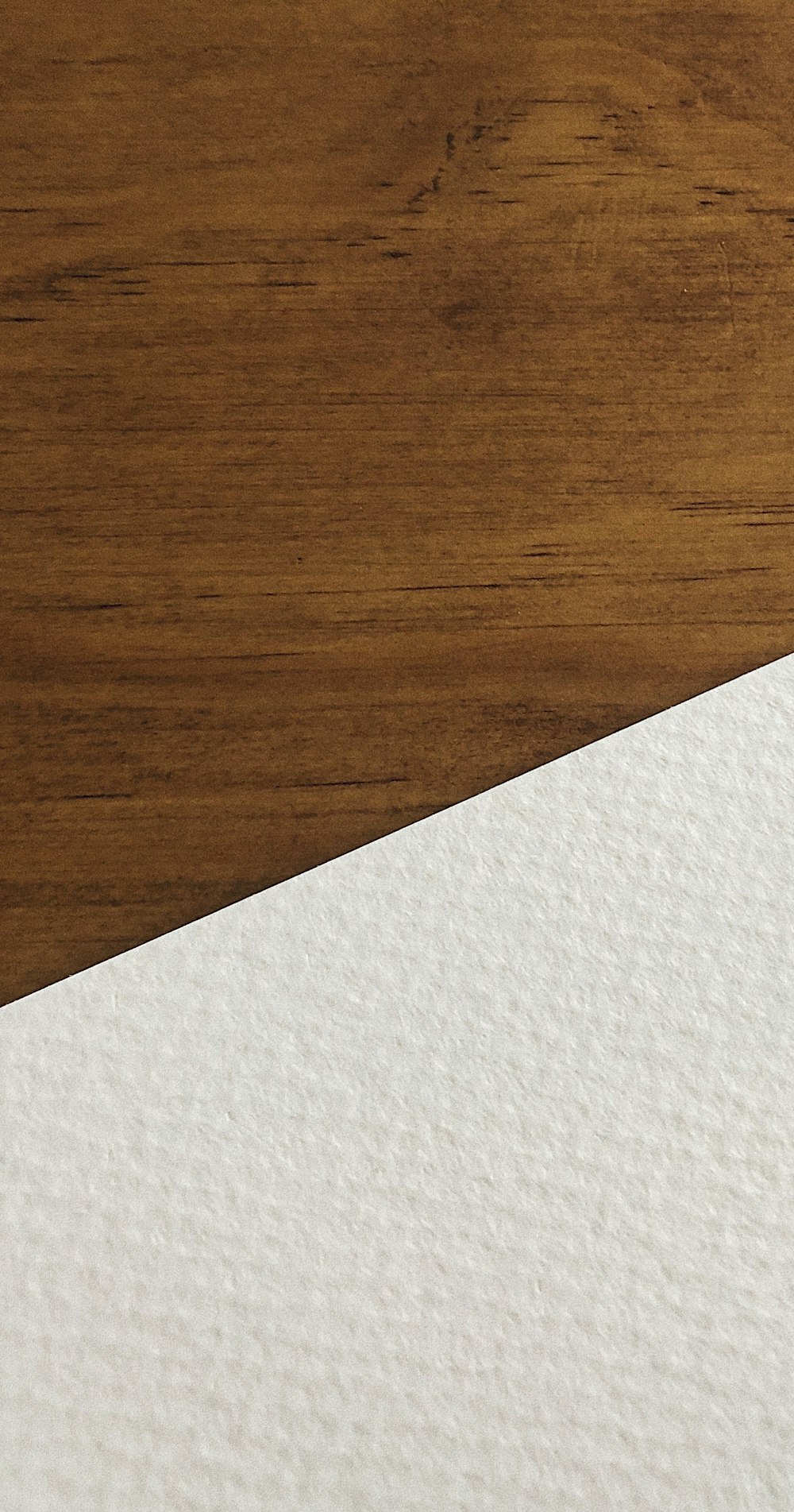 茶色の木製の表面に白い紙