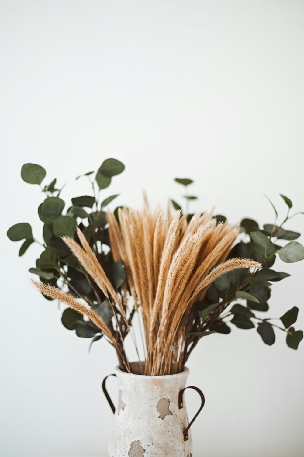 花瓶の小麦と緑の葉