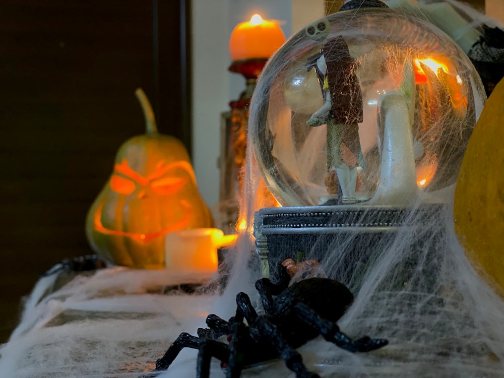 globe d’eau avec toiles d’araignées