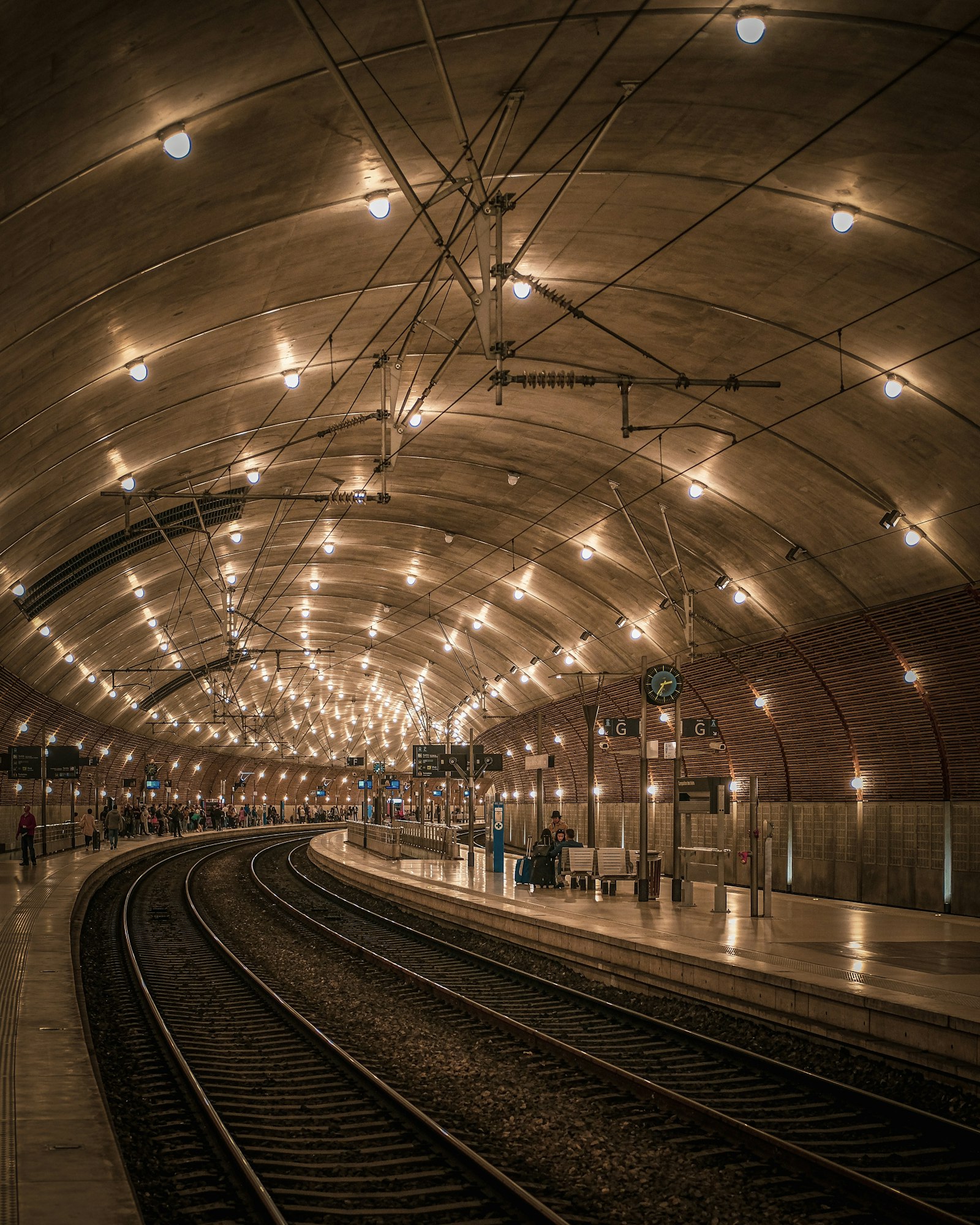 Fujifilm X-T3 + Fujifilm XF 35mm F2 R WR sample photo. Architectural photography of train photography