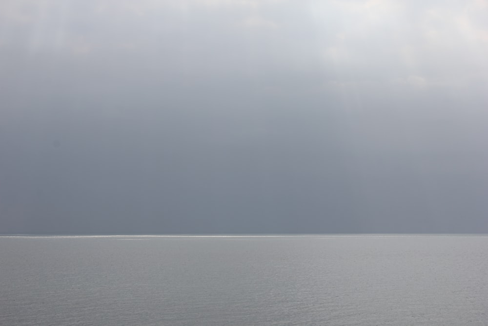 Un grande specchio d'acqua sotto un cielo nuvoloso