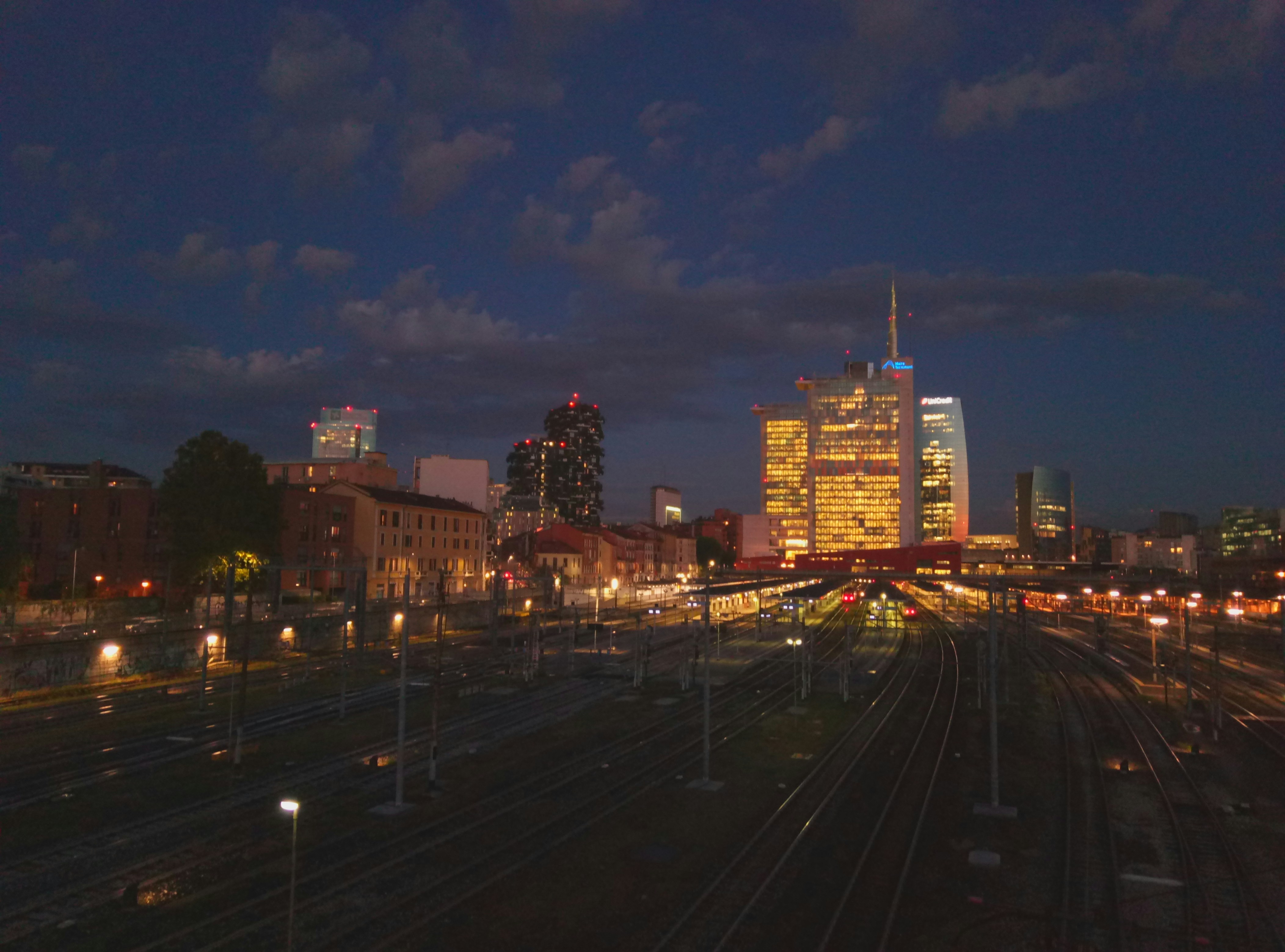 grattacieli sotto il cielo blu