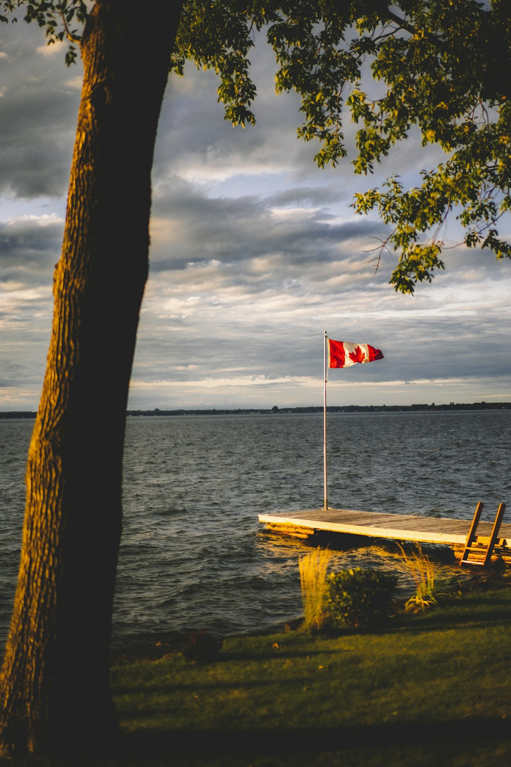 Bandiera del Canada issata sul molo grigio durante il giorno
