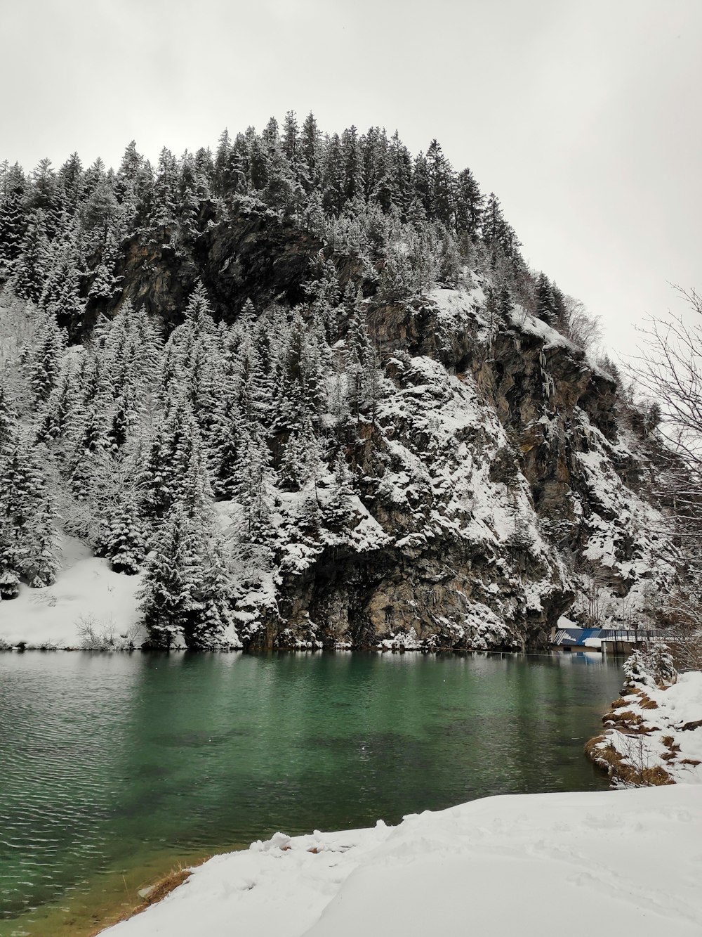 雪を囲む川