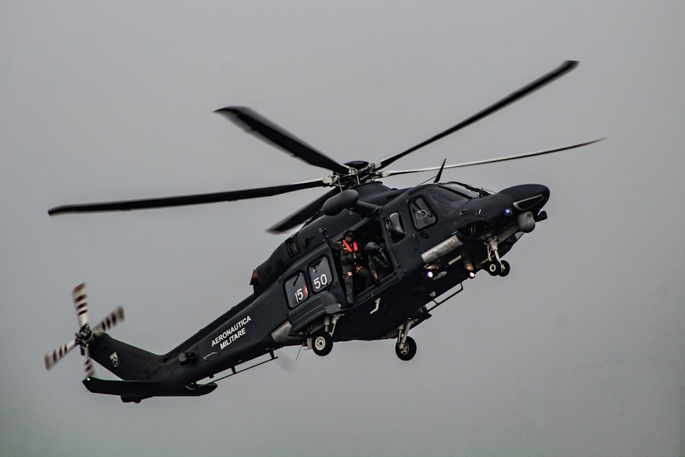 helicóptero preto