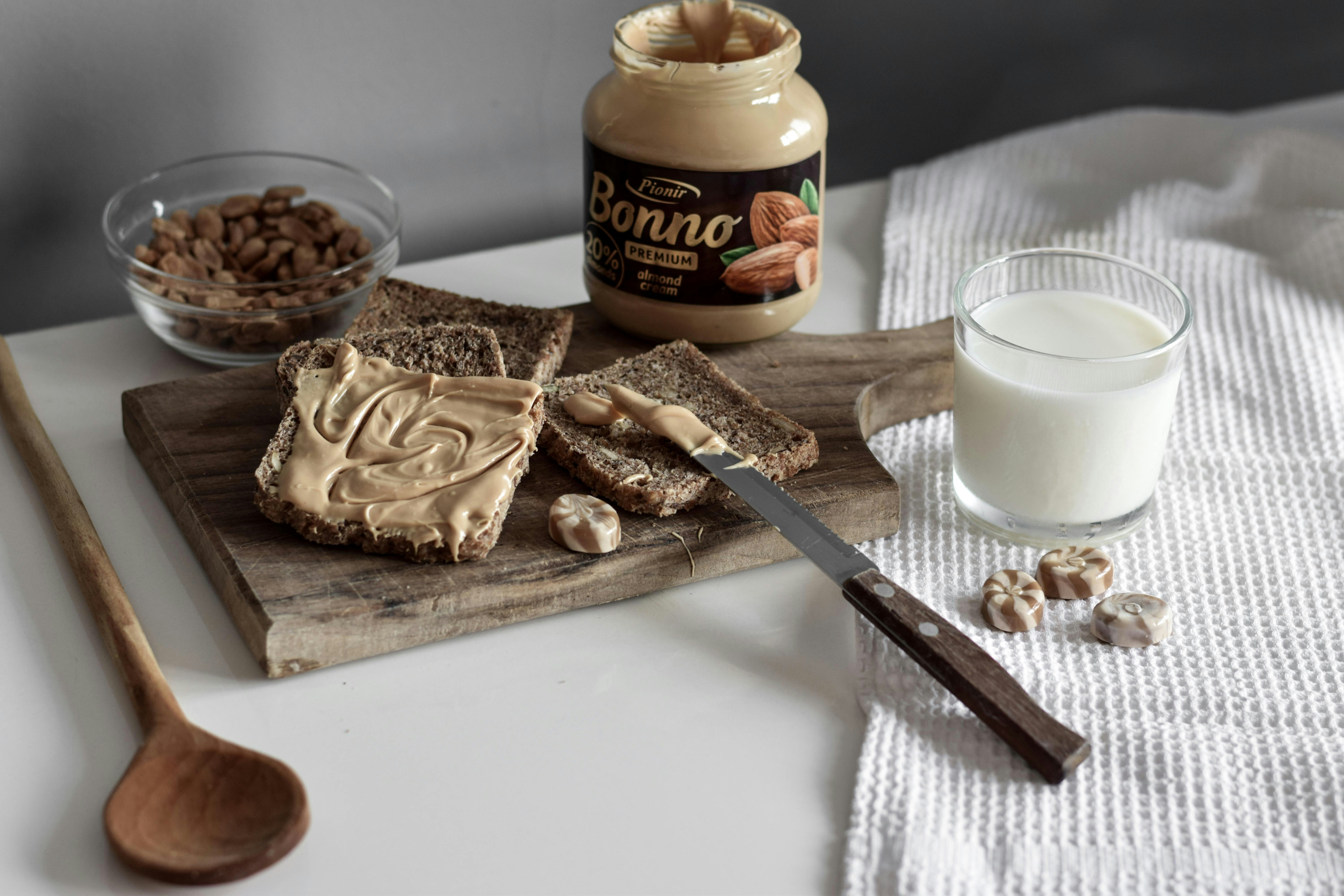 Bonno-Glas neben Milch und Tablett