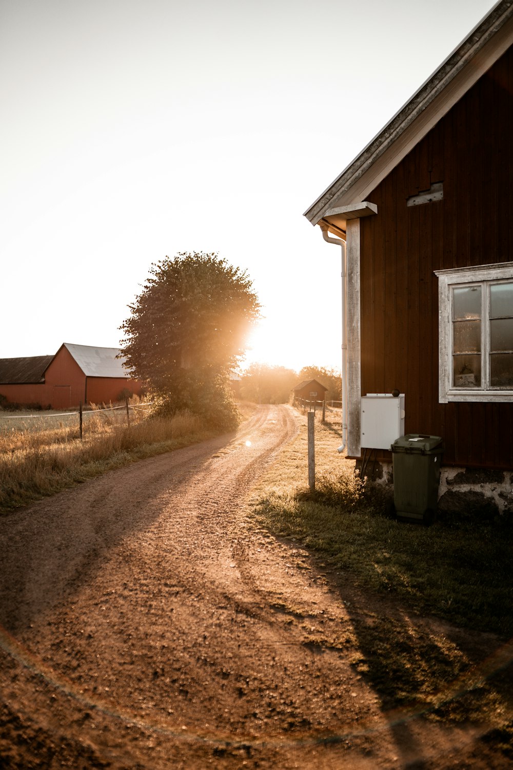 les rayons du soleil qui traversent les maisons pendant la journée