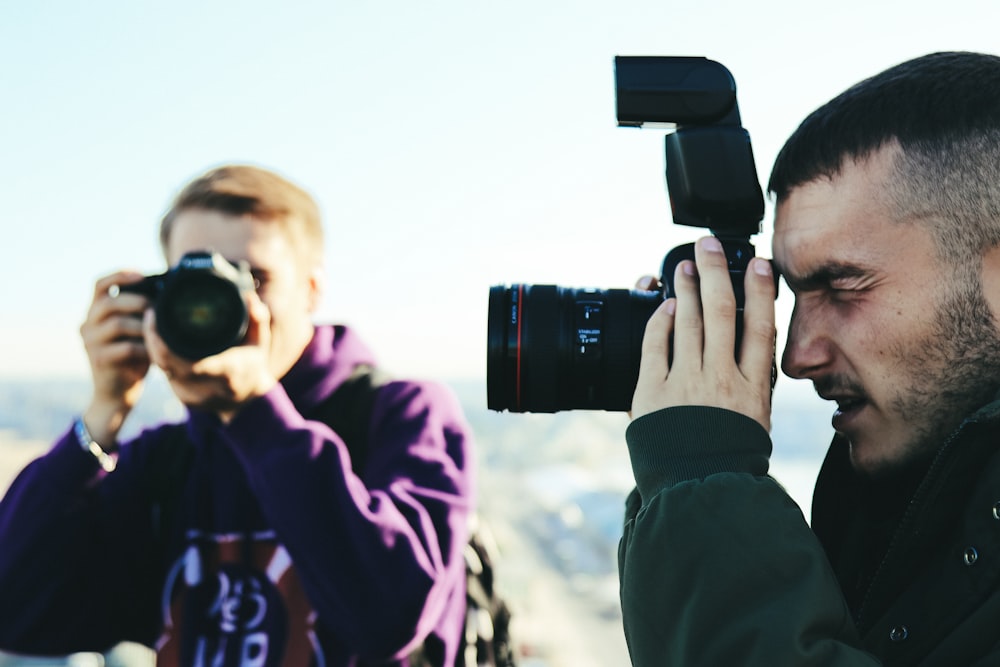 deux hommes prenant une photo