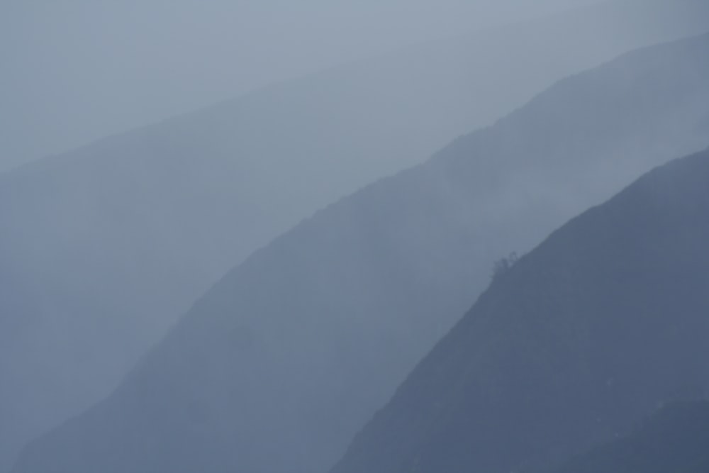 Trois montagnes couvertes de nuages