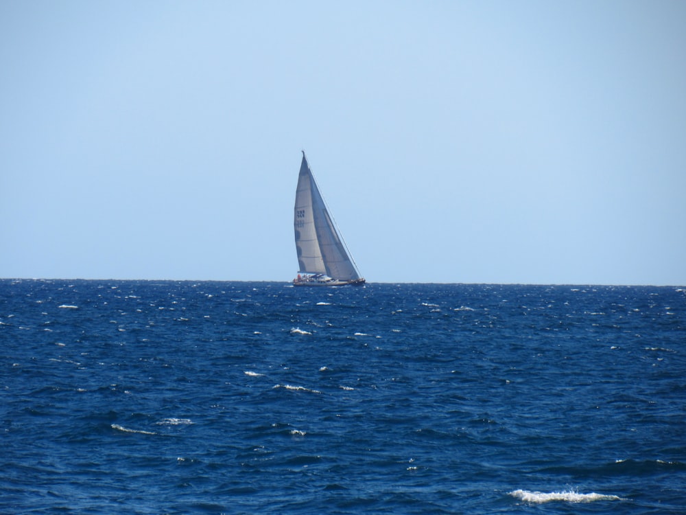 weißes Segelboot auf Gewässer