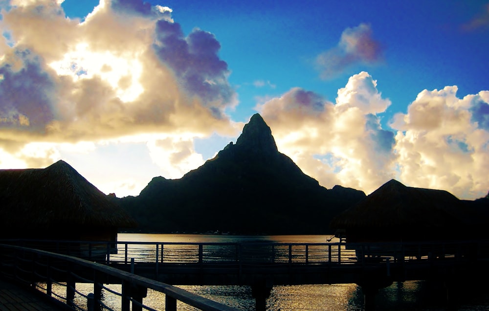 photographie de silhouette de montagne