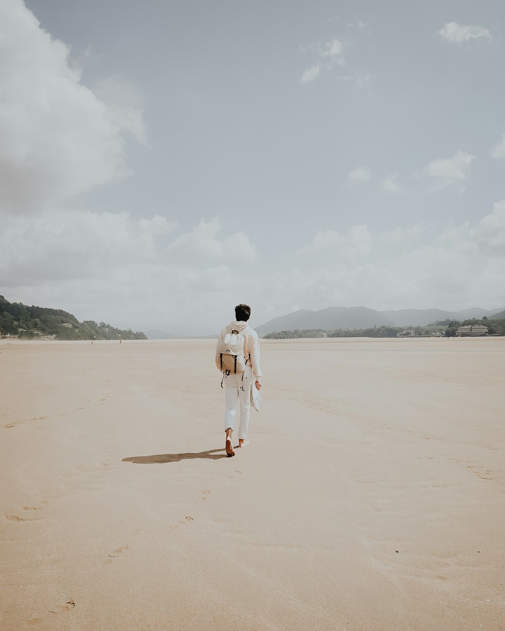 homme marchant sur du sable brun